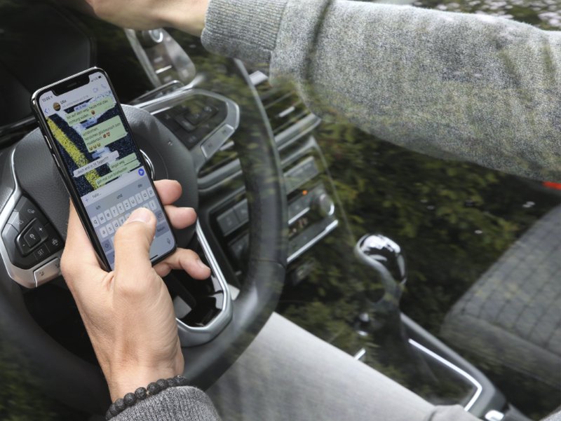 ablenkung-am-steuer-polizeikontrolle-bussgeld-3.jpg Bild ablenkung-am-steuer-polizeikontrolle-bussgeld-3.jpg